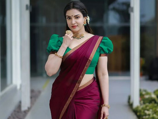 Honey Rose Looking Beautiful In Traditional Saree Honey Rose Looking Beautiful In Traditional Saree